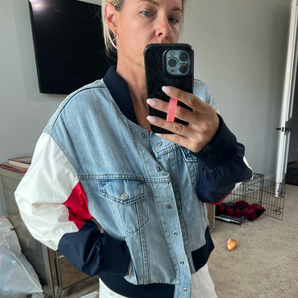 Levi’s size medium jean jacket/windbreaker